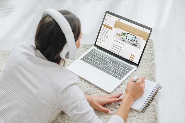 Laptop.Kursplattform_Depositphotos_275755574_XL Onlinekurs - Mitgliederbereich